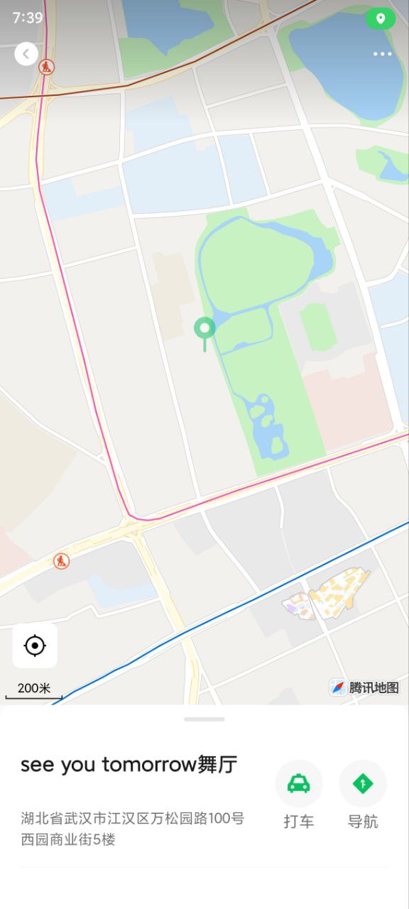 听说是新开的舞厅，过来随便看一